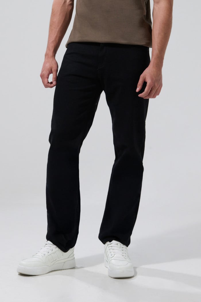 Jean slim ajustado negro con 5 bolsillos y tiro bajo