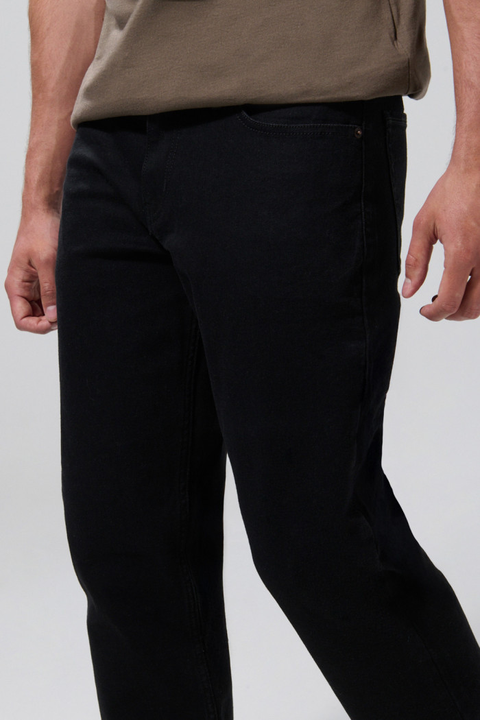 Jean slim ajustado negro con 5 bolsillos y tiro bajo