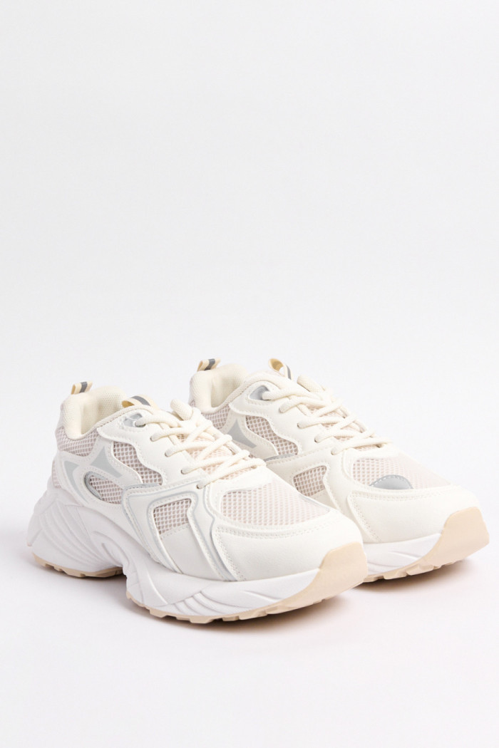 Tenis de plataforma blancos con paneles en malla