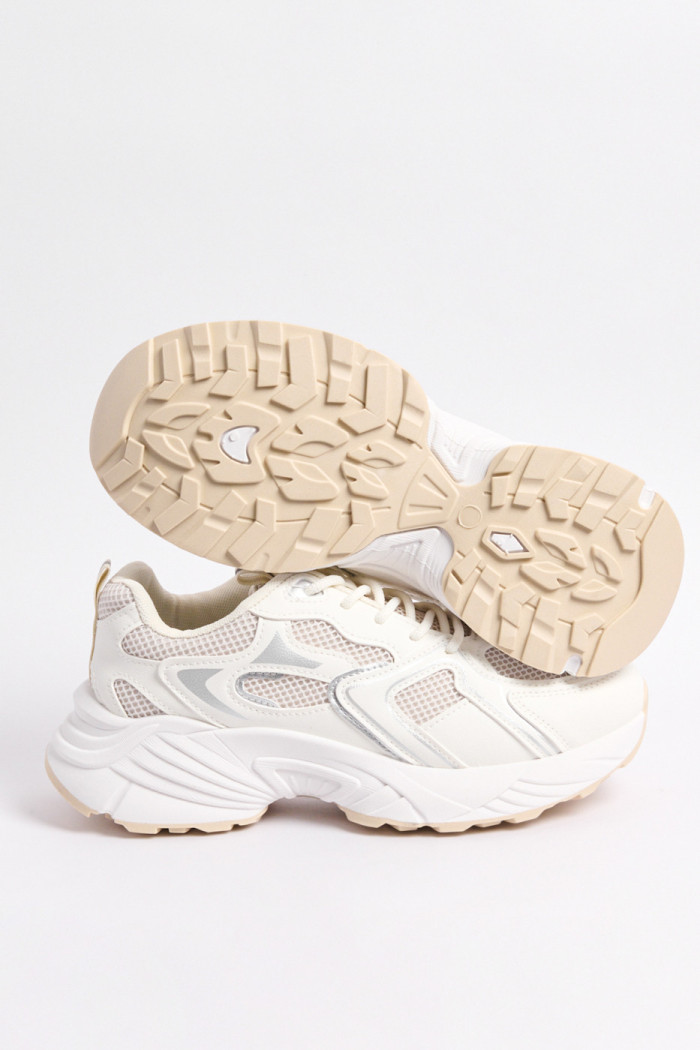 Tenis de plataforma blancos con paneles en malla