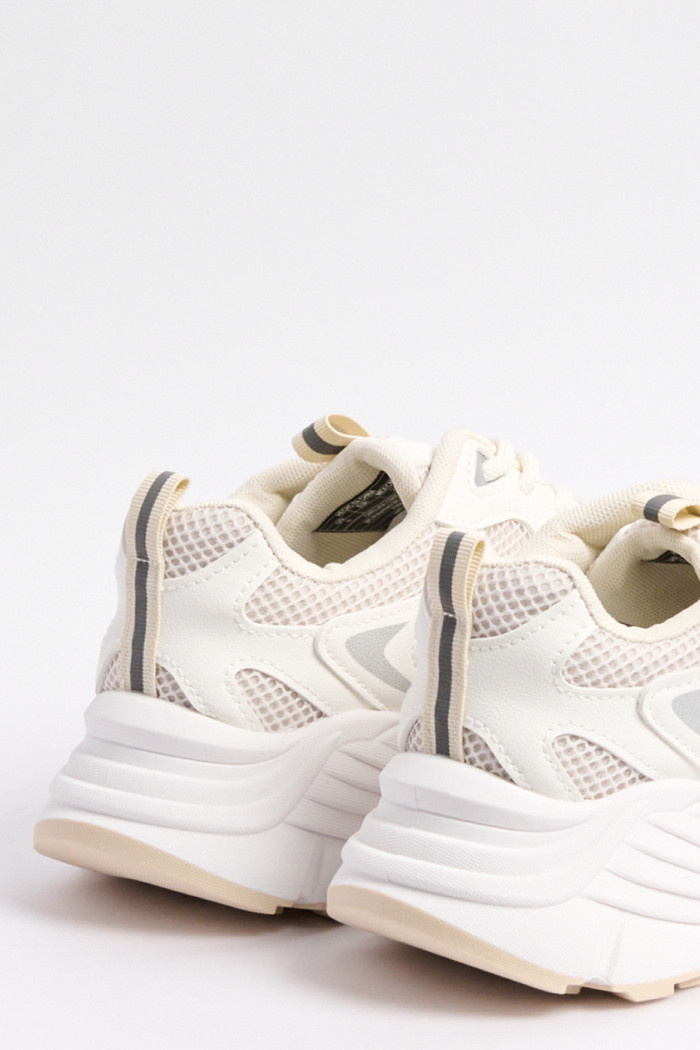 Tenis de plataforma blancos con paneles en malla