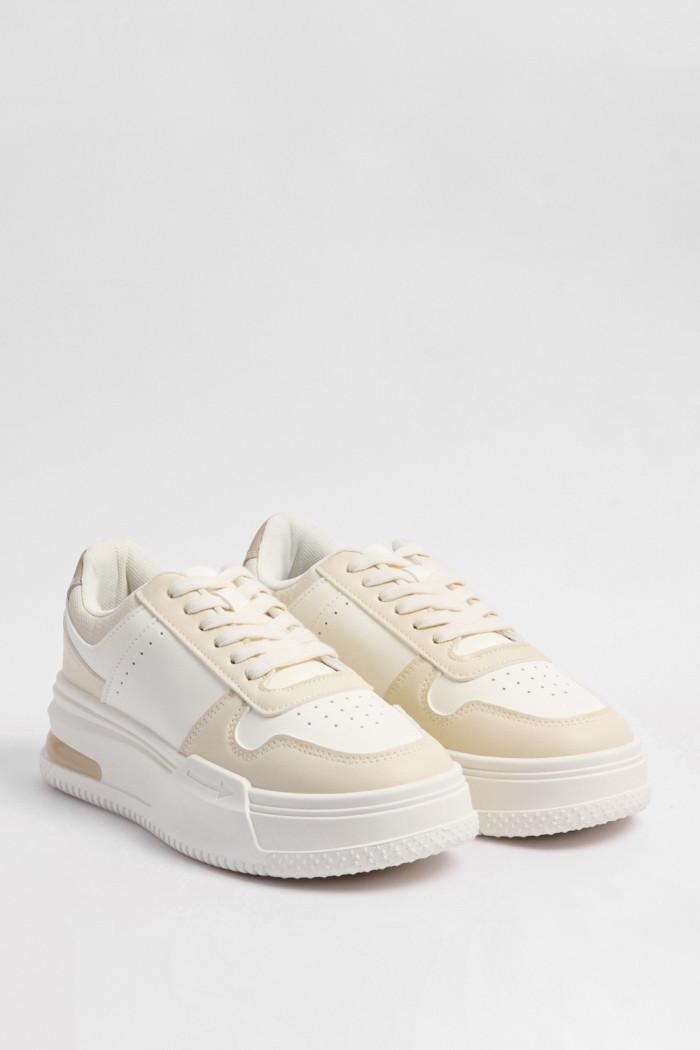 Tenis de plataforma cremas con paneles en contraste