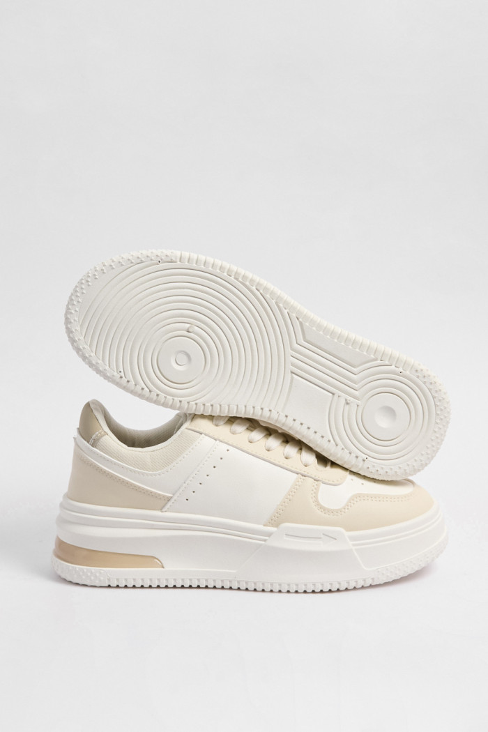 Tenis de plataforma cremas con paneles en contraste