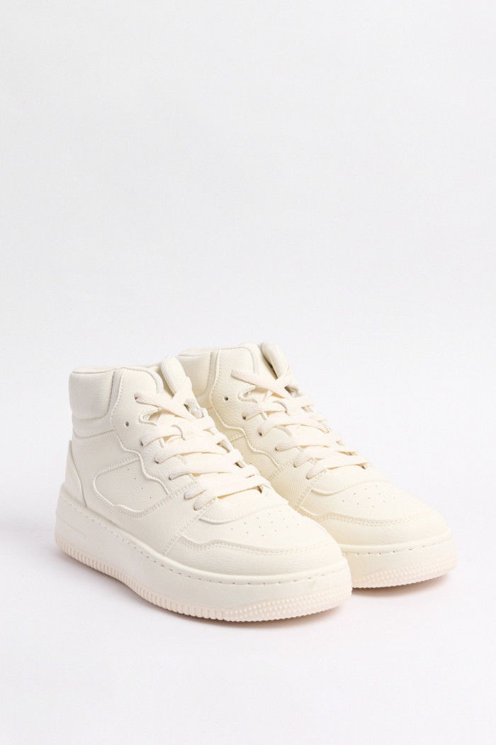 Tenis casuales de bota cremas con perforaciones