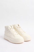Tenis casuales de bota cremas con perforaciones