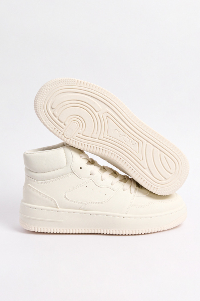 Tenis casuales de bota cremas con perforaciones