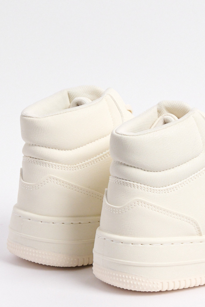Tenis casuales de bota cremas con perforaciones