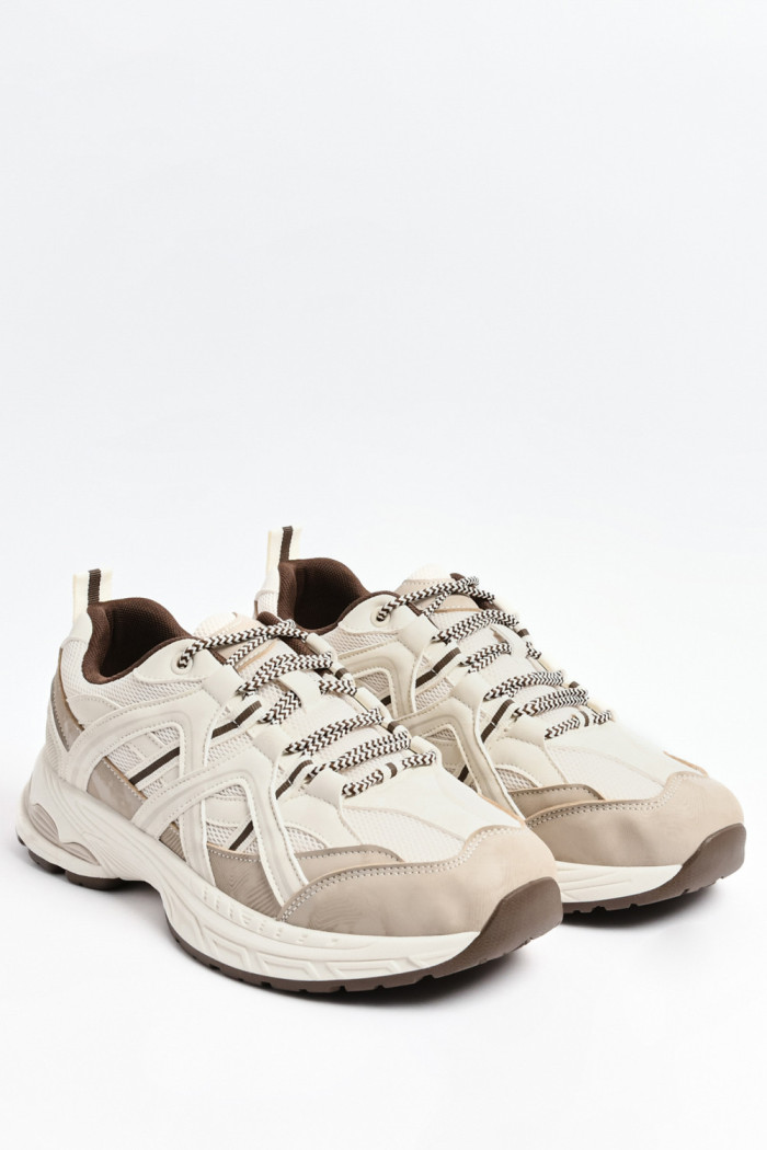 Tenis kakis de plataforma con cortes y paneles en malla