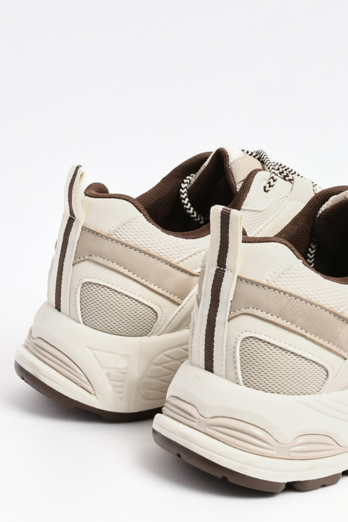 Tenis kakis de plataforma con cortes y paneles en malla