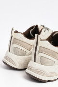 Tenis kakis de plataforma con cortes y paneles en malla