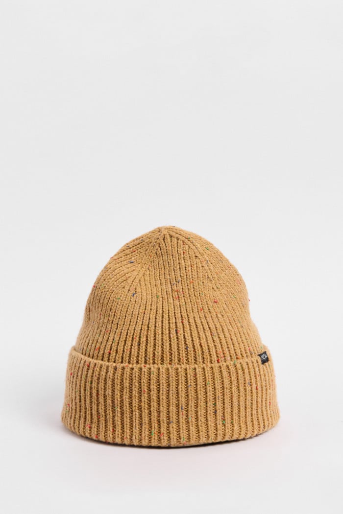 Gorro tejido unicolor con puntos coloridos y marquilla