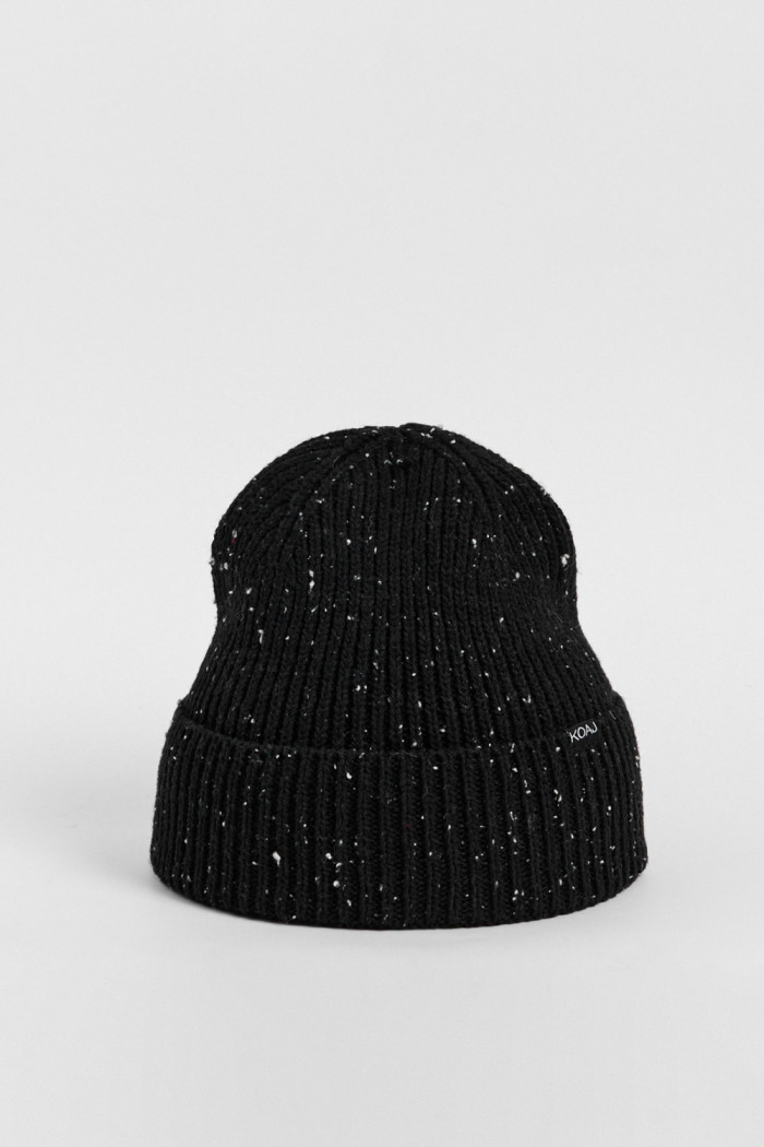 Gorro tejido unicolor con puntos coloridos y marquilla