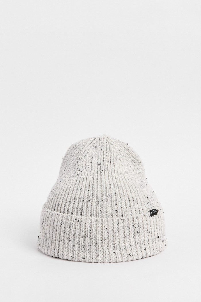 Gorro tejido unicolor con puntos coloridos y marquilla