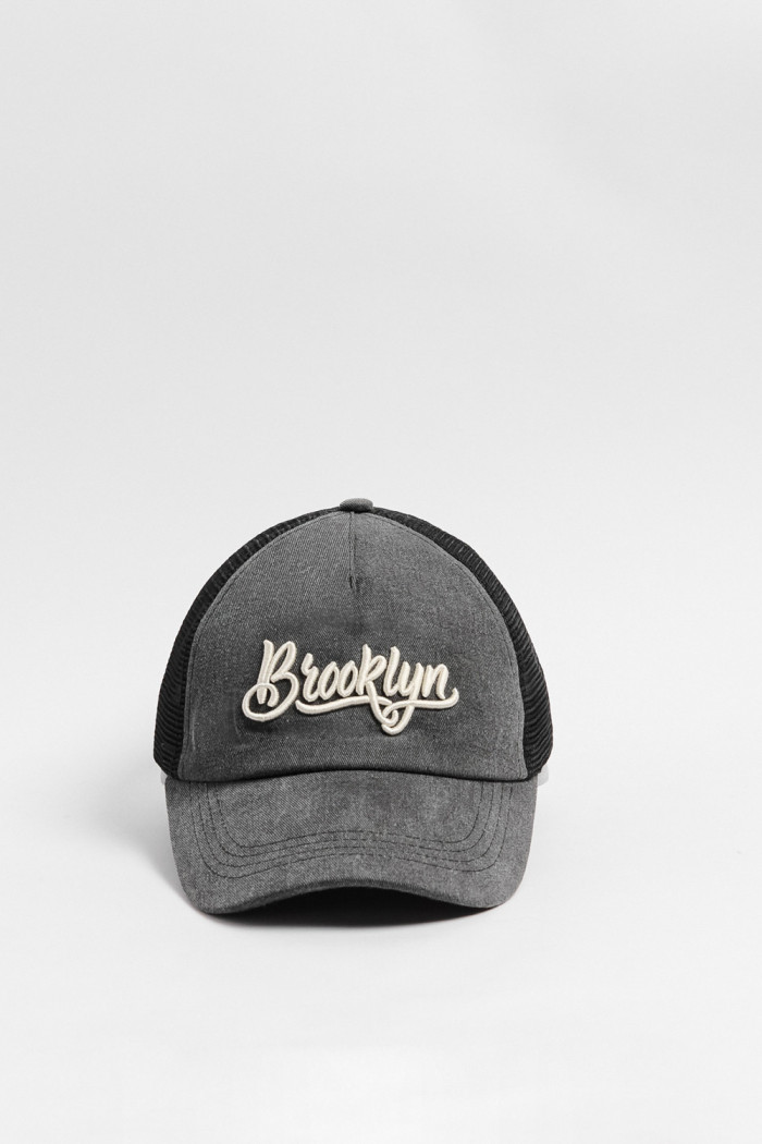 Cachucha negra trucker con bordado college en frente
