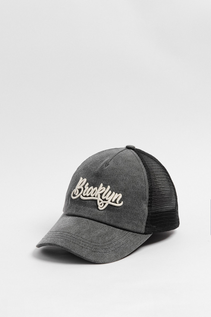 Cachucha negra trucker con bordado college en frente