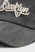 Cachucha negra trucker con bordado college en frente