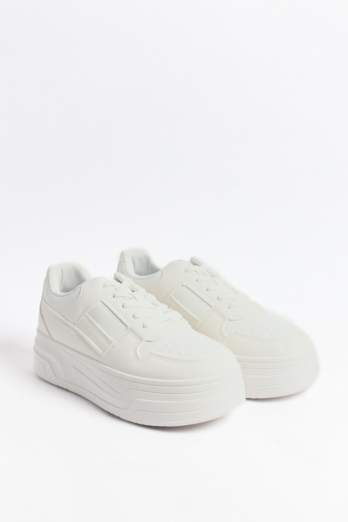 Tenis de plataforma cremas con diseños de cortes
