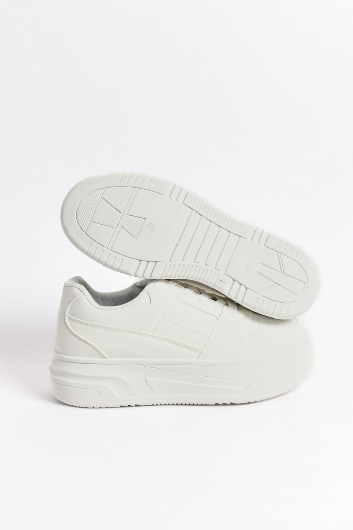 Tenis de plataforma cremas con diseños de cortes