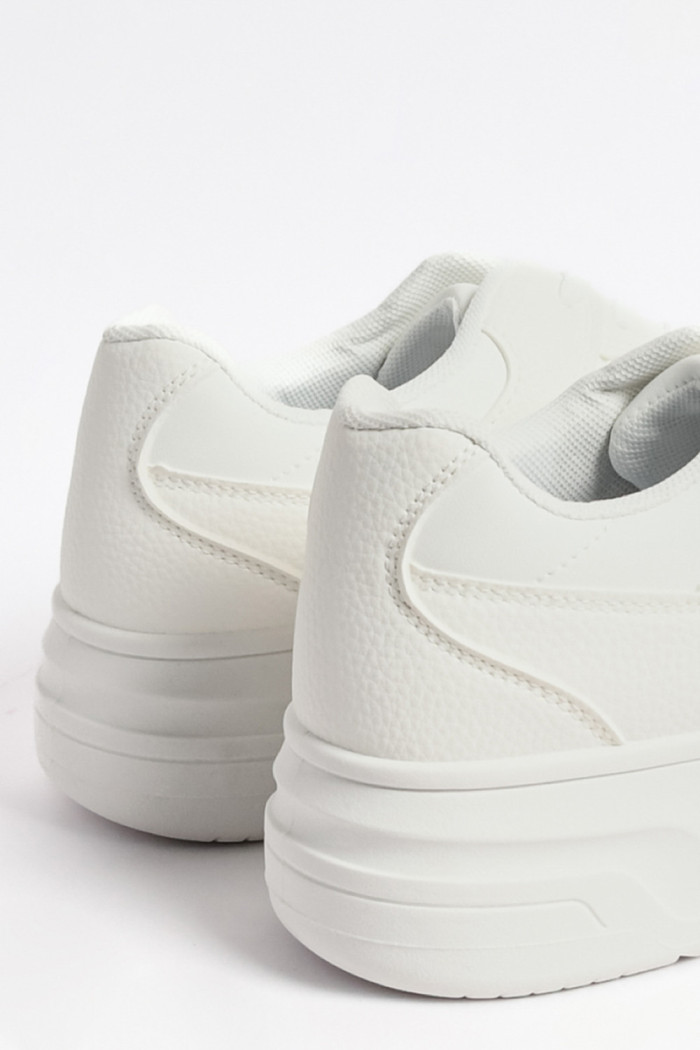 Tenis de plataforma cremas con diseños de cortes