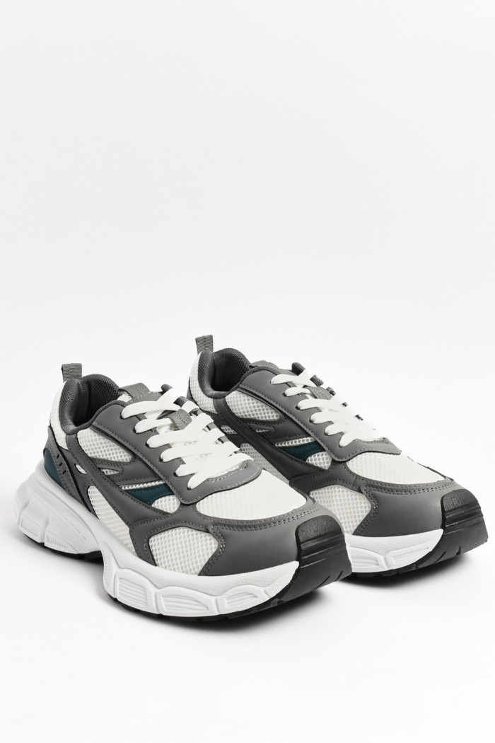 Tenis grises tipo deportivos con paneles en contraste