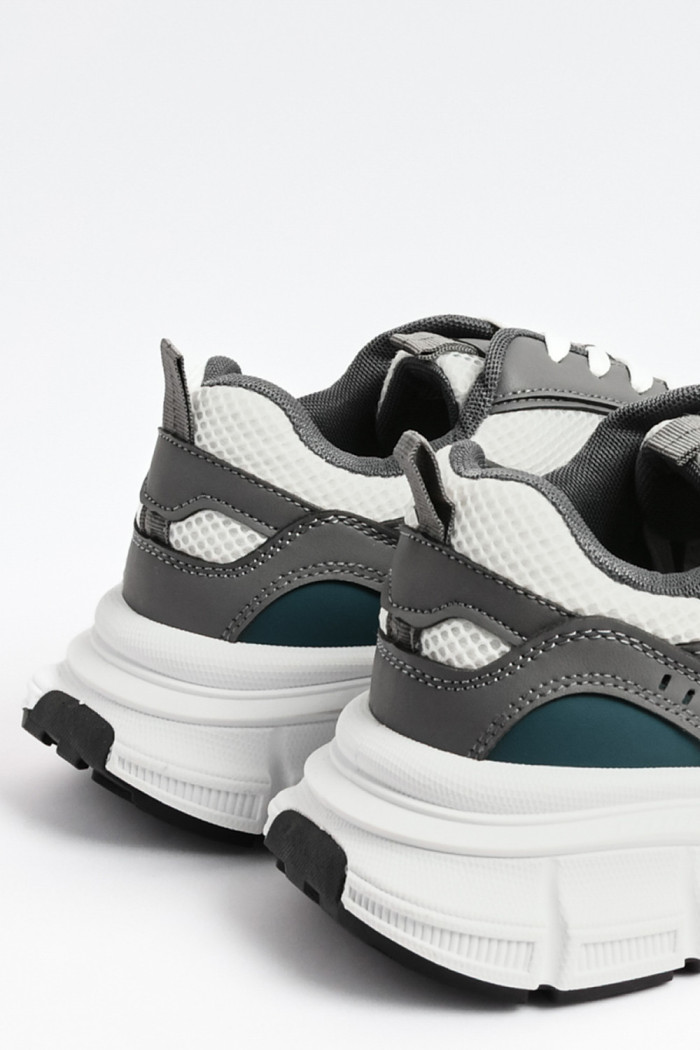 Tenis grises tipo deportivos con paneles en contraste