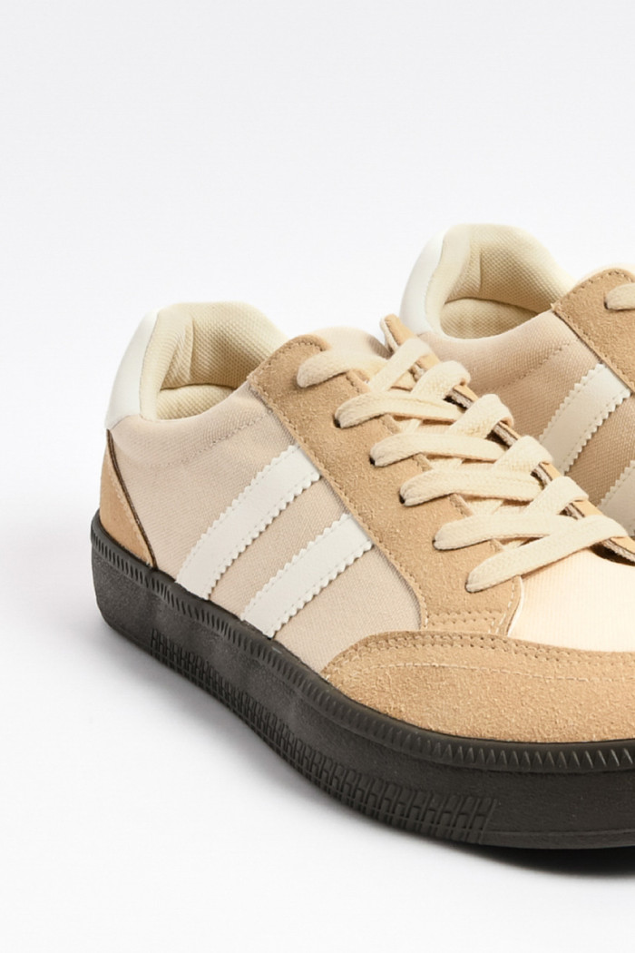 Tenis unicolores casuales con suelas planas en contraste