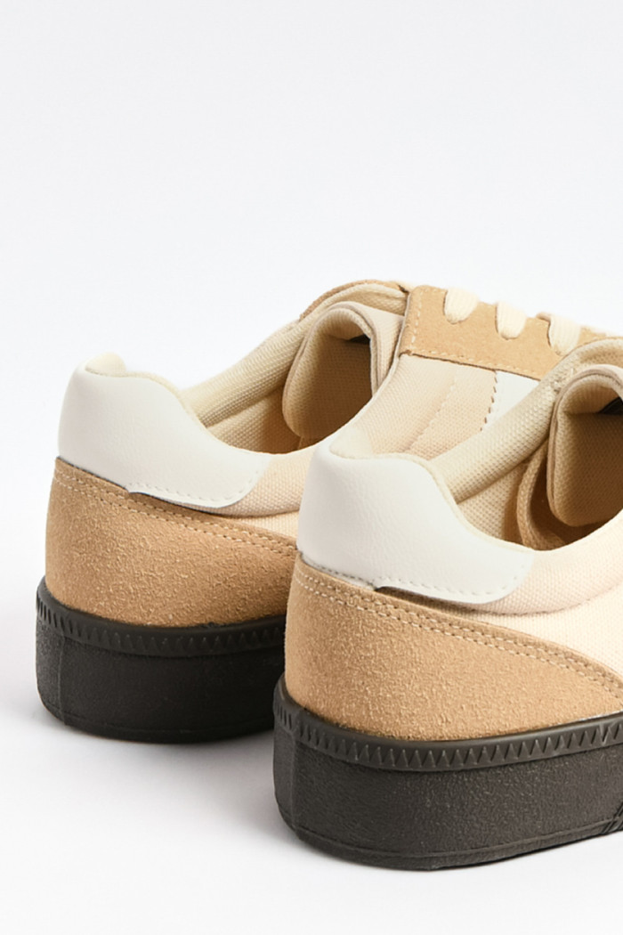 Tenis unicolores casuales con suelas planas en contraste