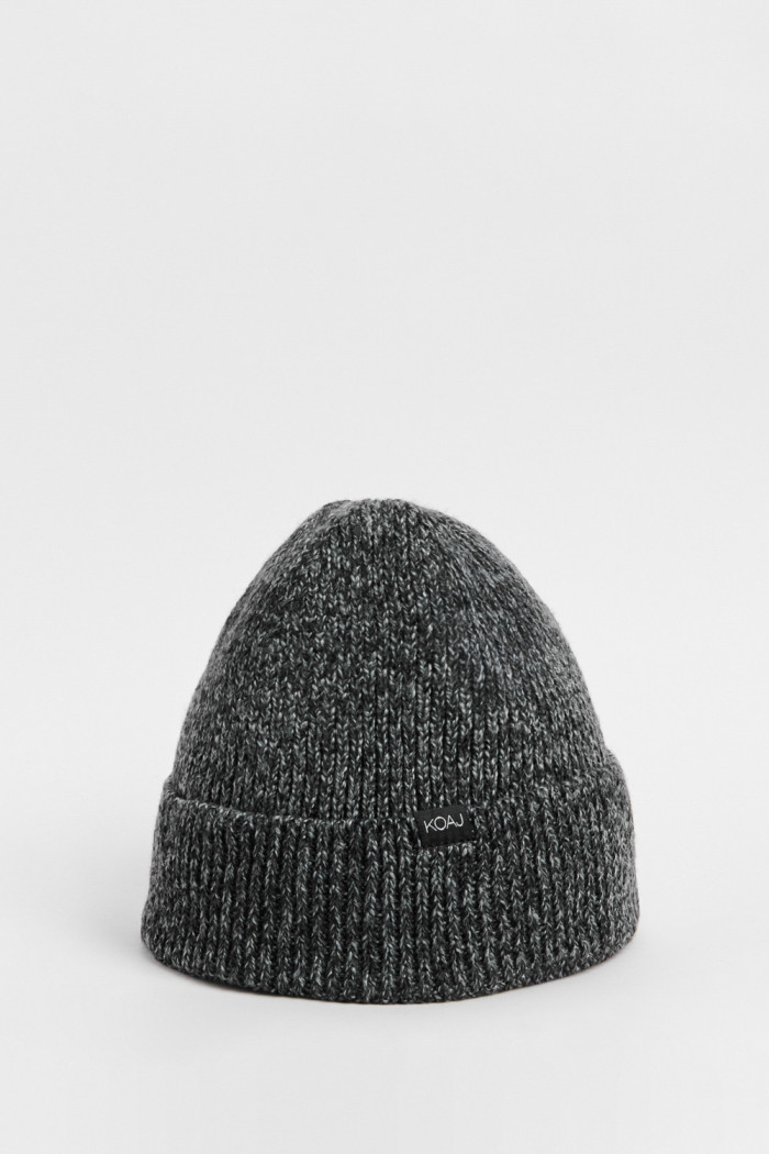 Gorro tejido gris claro con marquilla decorativa