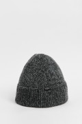 Gorro tejido gris claro con marquilla decorativa