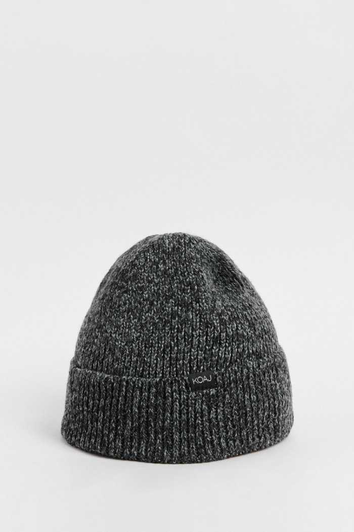 Gorro tejido gris claro con marquilla decorativa