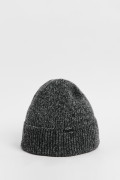 Gorro tejido gris claro con marquilla decorativa