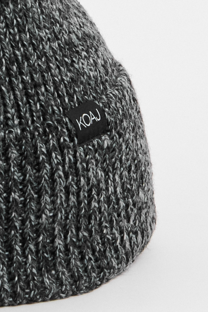 Gorro tejido gris claro con marquilla decorativa