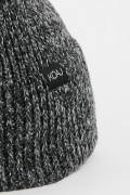 Gorro tejido gris claro con marquilla decorativa