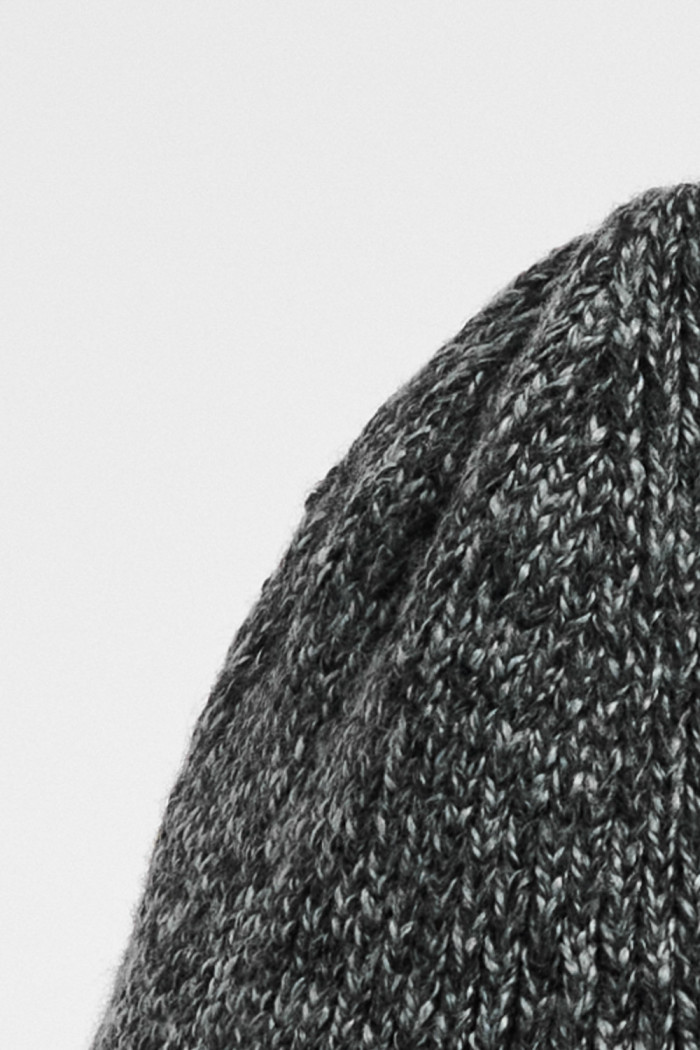 Gorro tejido gris claro con marquilla decorativa