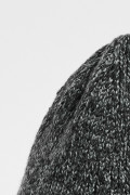 Gorro tejido gris claro con marquilla decorativa