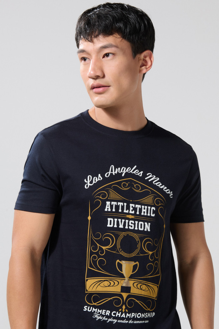 Camiseta azul intensa college con cuello redondo