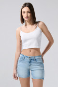 Short tiro medio de jean azul claro con ligeros desgastes