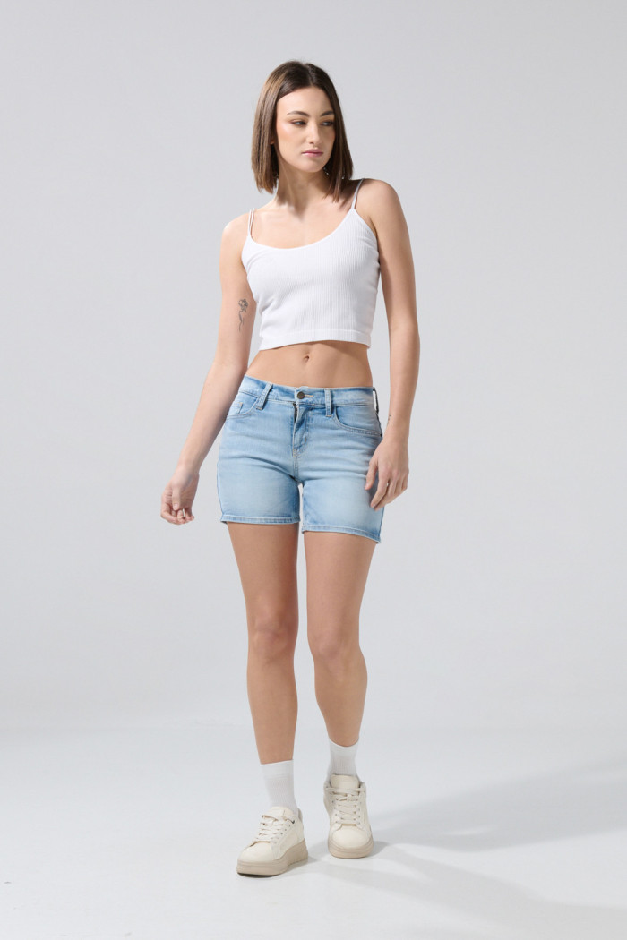 Short tiro medio de jean azul claro con ligeros desgastes