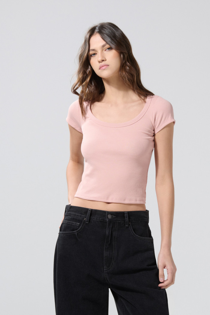 Camiseta acanalada unicolor ajustada con escote en U