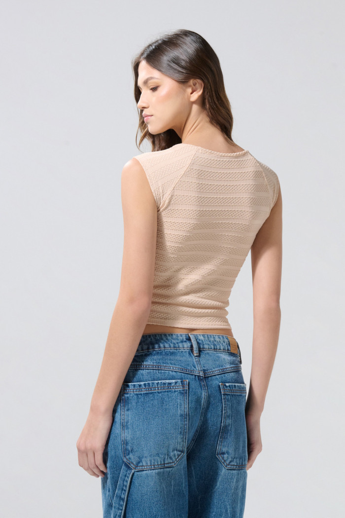 Camiseta manga corta unicolor con escote corazón