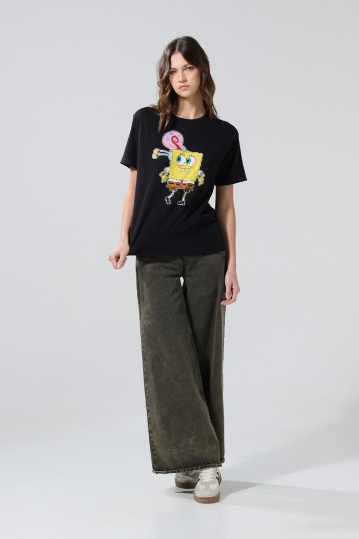 Camiseta negra cuello redondo con estampado de Bob Esponja