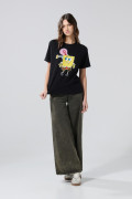 Camiseta negra cuello redondo con estampado de Bob Esponja