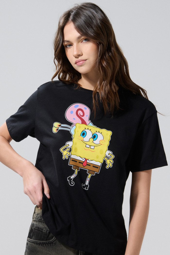 Camiseta negra cuello redondo con estampado de Bob Esponja