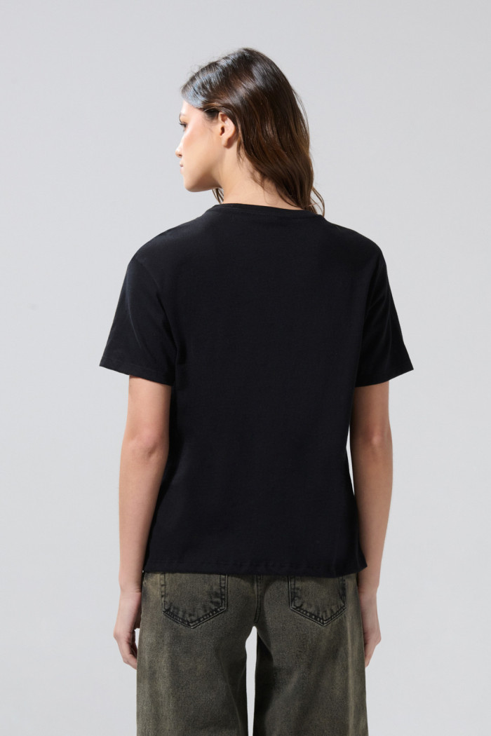 Camiseta negra cuello redondo con estampado de Bob Esponja