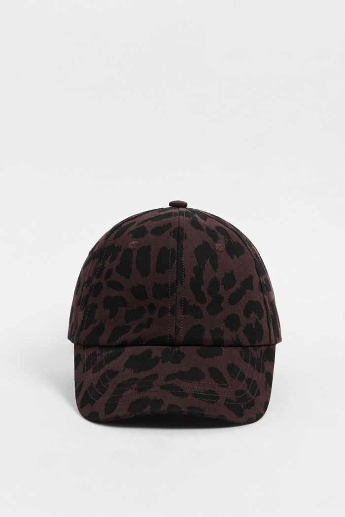 Cachucha beisbolera café oscura con diseños de animal print