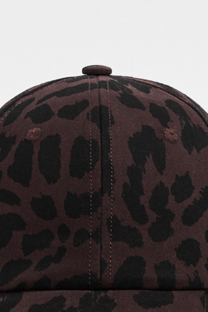 Cachucha beisbolera café oscura con diseños de animal print