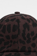 Cachucha beisbolera café oscura con diseños de animal print