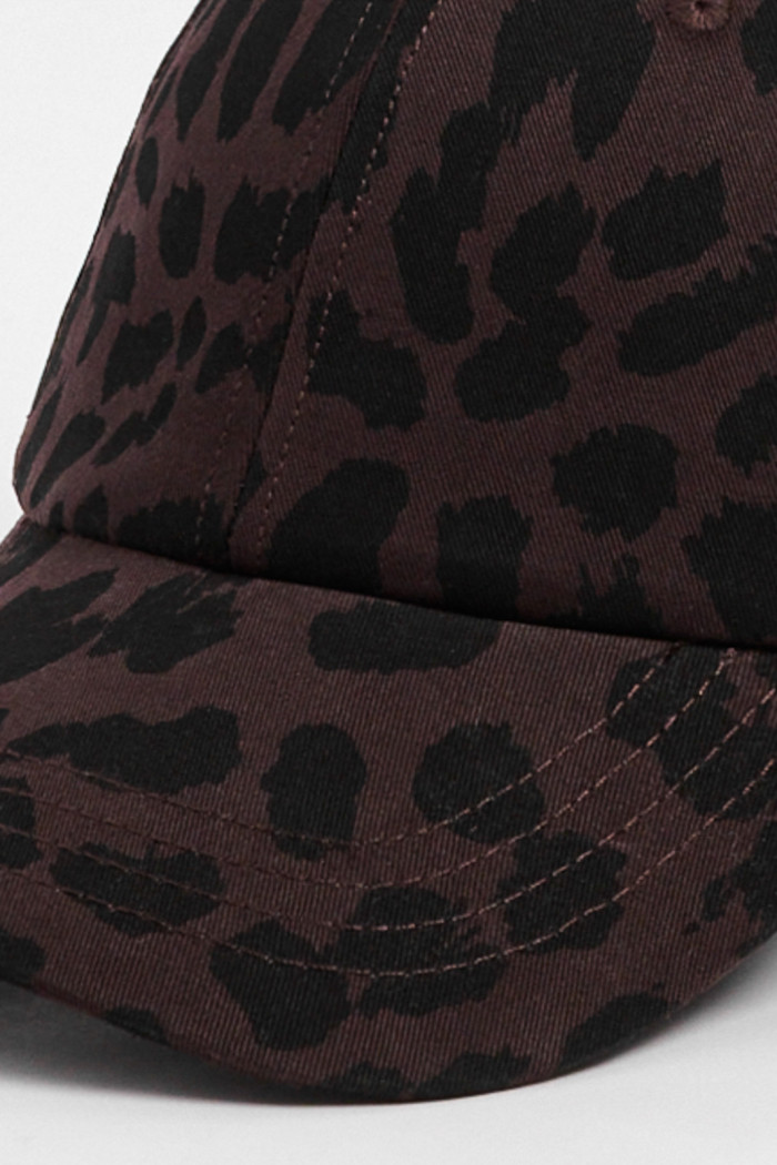 Cachucha beisbolera café oscura con diseños de animal print
