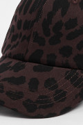 Cachucha beisbolera café oscura con diseños de animal print