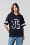 Camiseta cuello V oversize azul intensa con estampado college